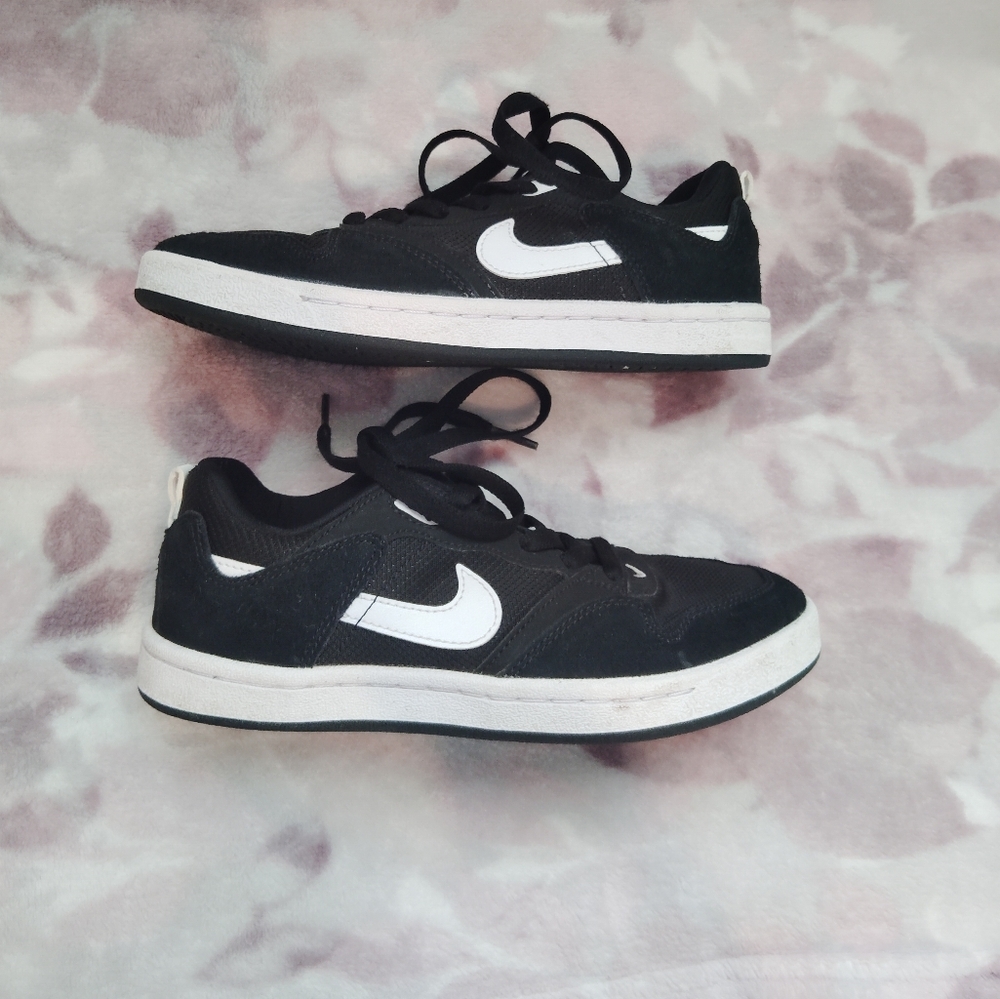 Nike Black and White Sneakers with Classic Skateboard Style - Picture 6 of 7